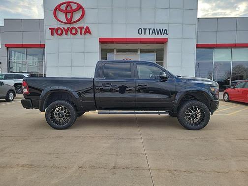 Diamond Black Crystal Pearlcoat 2023 RAM 1500 Big Horn/Lone Star