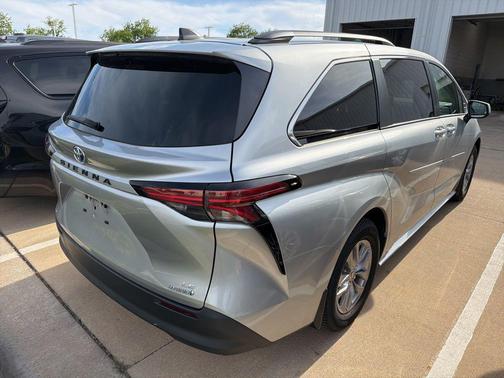 Celestial Silver Metallic 2022 Toyota Sienna LE