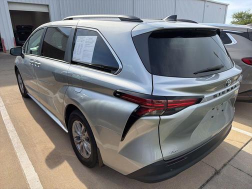 Celestial Silver Metallic 2022 Toyota Sienna LE