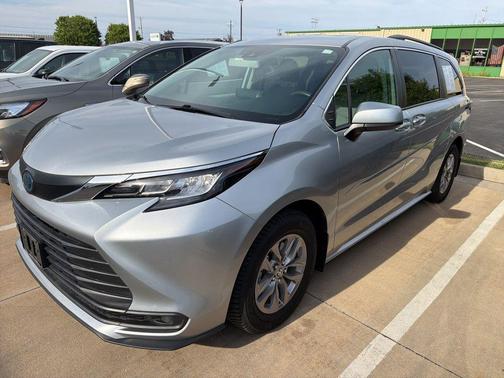 Celestial Silver Metallic 2022 Toyota Sienna LE