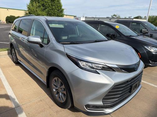 Celestial Silver Metallic 2022 Toyota Sienna LE