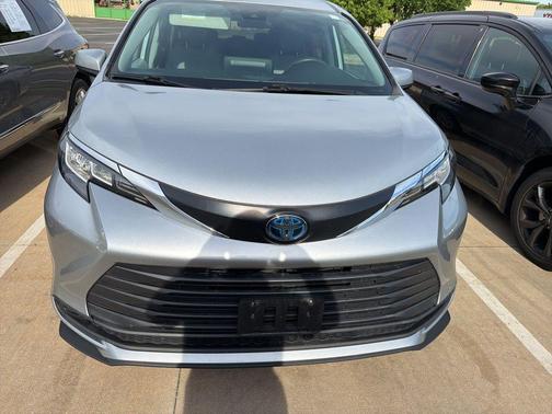 Celestial Silver Metallic 2022 Toyota Sienna LE