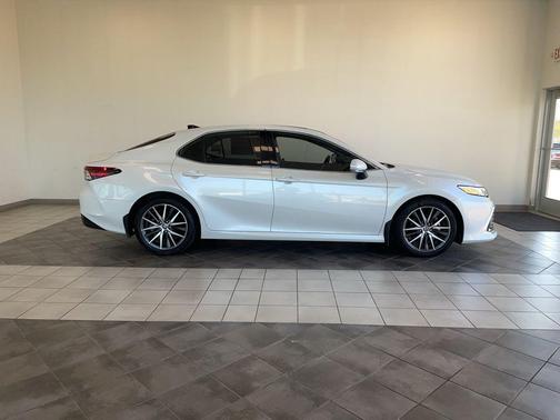 Pearl 2023 Toyota Camry XLE