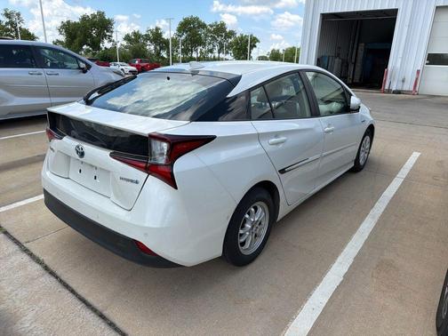 Blizzard Pearl 2019 Toyota Prius LE