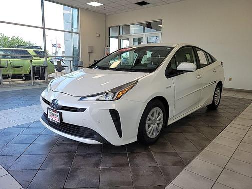 Blizzard Pearl 2019 Toyota Prius LE