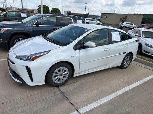 Blizzard Pearl 2019 Toyota Prius LE