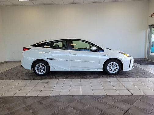 Blizzard Pearl 2019 Toyota Prius LE