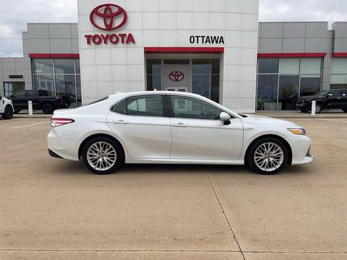 Wind Chill Pearl 2020 Toyota Camry Hybrid XLE