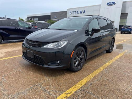 Brilliant Black Crystal Pearlcoat 2018 Chrysler Pacifica Touring-L Plus