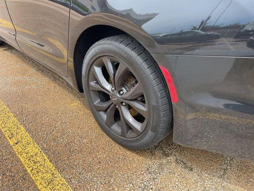 Brilliant Black Crystal Pearlcoat 2018 Chrysler Pacifica Touring-L Plus