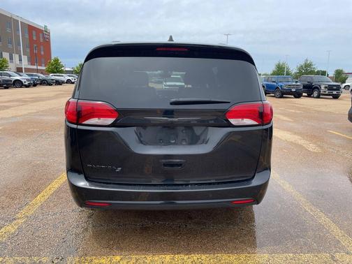 Brilliant Black Crystal Pearlcoat 2018 Chrysler Pacifica Touring-L Plus