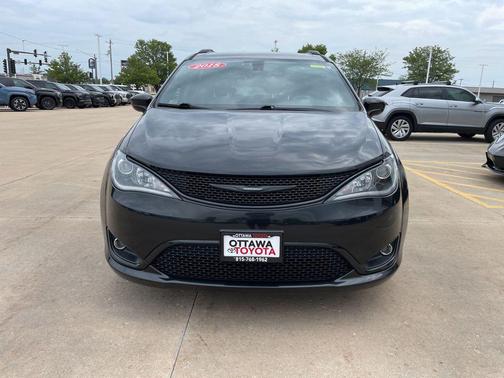 Brilliant Black Crystal Pearlcoat 2018 Chrysler Pacifica Touring-L Plus