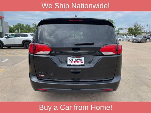 Brilliant Black Crystal Pearlcoat 2018 Chrysler Pacifica Touring-L Plus