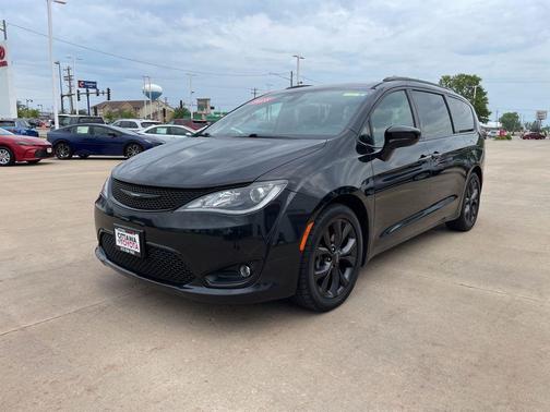 Brilliant Black Crystal Pearlcoat 2018 Chrysler Pacifica Touring-L Plus