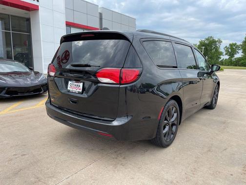 Brilliant Black Crystal Pearlcoat 2018 Chrysler Pacifica Touring-L Plus