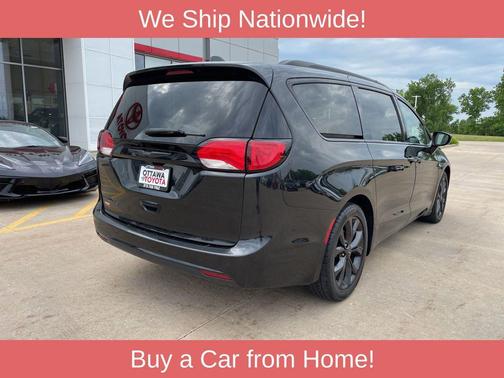 Brilliant Black Crystal Pearlcoat 2018 Chrysler Pacifica Touring-L Plus