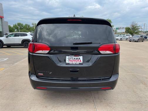 Brilliant Black Crystal Pearlcoat 2018 Chrysler Pacifica Touring-L Plus