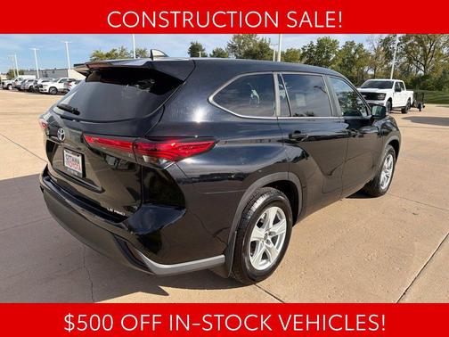 Midnight Black Metallic 2023 Toyota Highlander LE