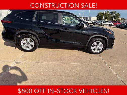 Midnight Black Metallic 2023 Toyota Highlander LE