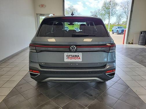 Monument Gray 2025 Volkswagen Taos 1.5T SE