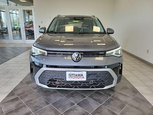 Monument Gray 2025 Volkswagen Taos 1.5T SE