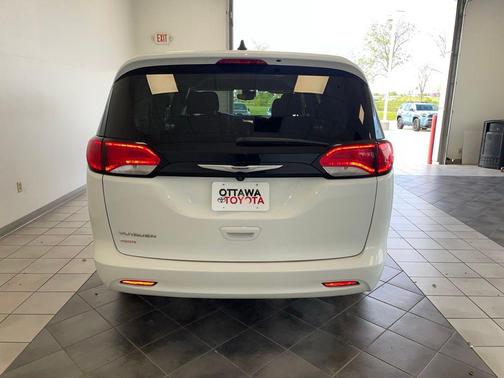 Bright White Clearcoat 2023 Chrysler Voyager LX
