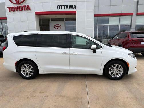 Bright White Clearcoat 2023 Chrysler Voyager LX