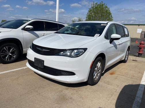 Bright White Clearcoat 2023 Chrysler Voyager LX