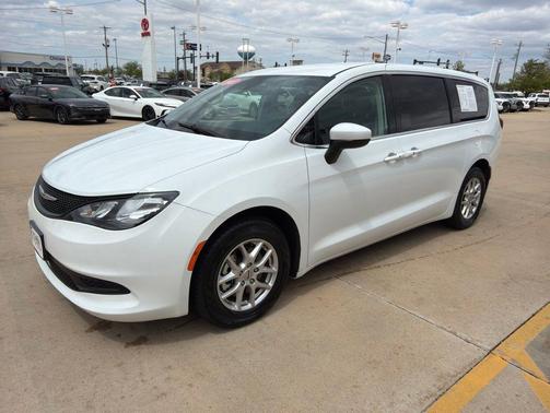 Bright White Clearcoat 2023 Chrysler Voyager LX