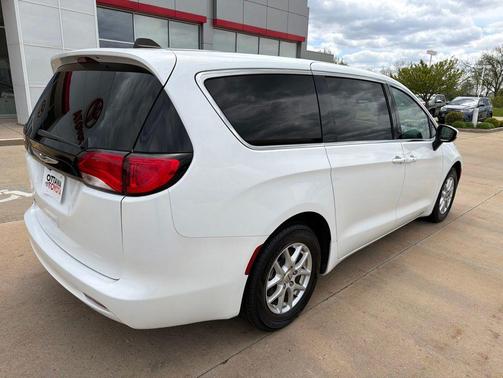 Bright White Clearcoat 2023 Chrysler Voyager LX