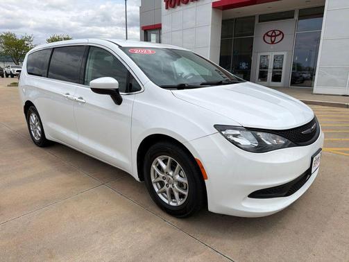 Bright White Clearcoat 2023 Chrysler Voyager LX