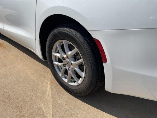 Bright White Clearcoat 2023 Chrysler Voyager LX
