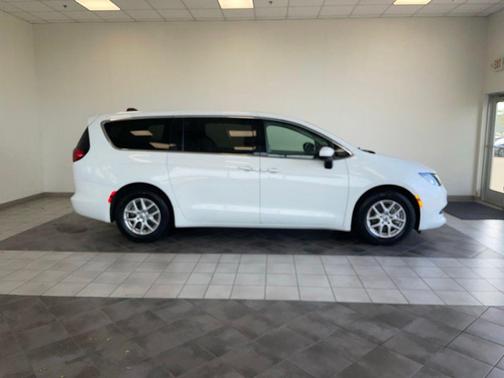 Bright White Clearcoat 2023 Chrysler Voyager LX