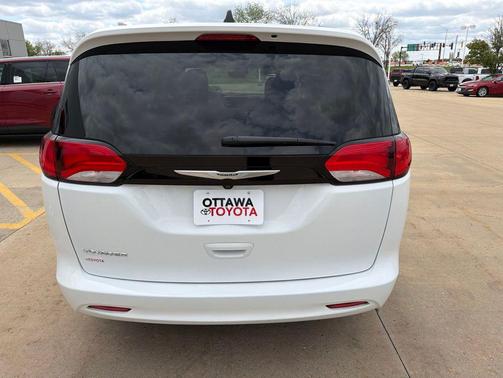 Bright White Clearcoat 2023 Chrysler Voyager LX