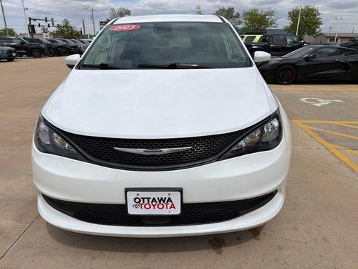 Bright White Clearcoat 2023 Chrysler Voyager LX
