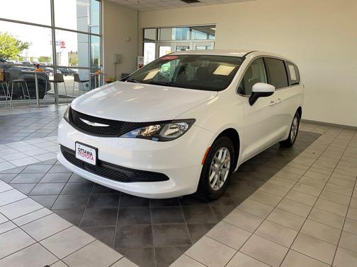 Bright White Clearcoat 2023 Chrysler Voyager LX