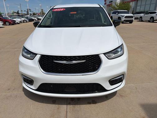 Bright White Clearcoat 2024 Chrysler Pacifica Touring L