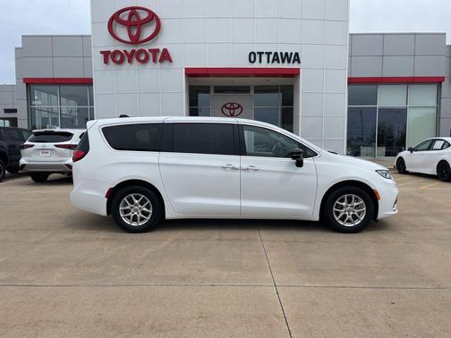 Bright White Clearcoat 2024 Chrysler Pacifica Touring L