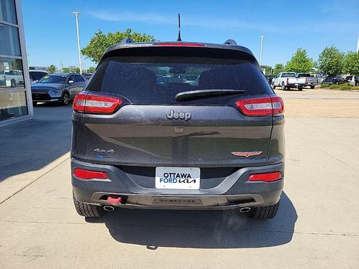 Granite Crystal Metallic Clearcoat 2015 Jeep Cherokee Trailhawk