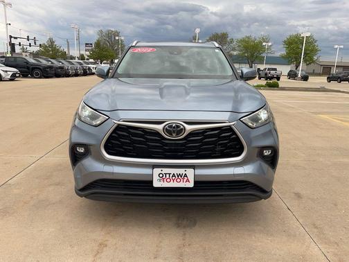 Moon Dust 2022 Toyota Highlander XLE