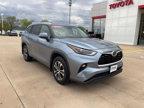 Moon Dust 2022 Toyota Highlander XLE