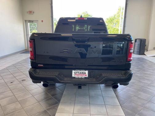 Diamond Black Crystal Pearlcoat 2026 RAM 1500 Big Horn/Lone Star