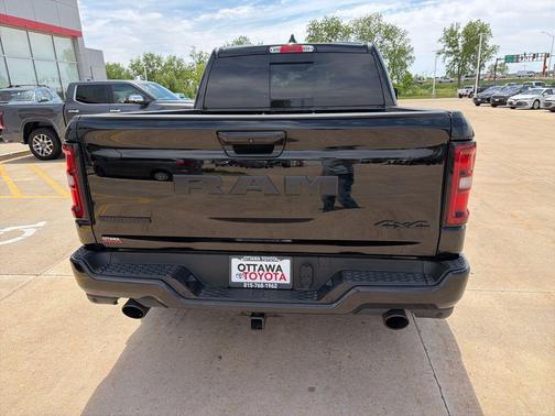 Diamond Black Crystal Pearlcoat 2026 RAM 1500 Big Horn/Lone Star