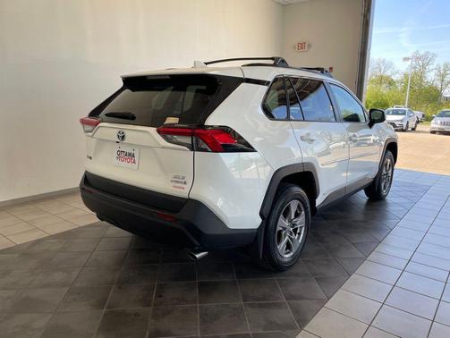 Ice Cap 2024 Toyota RAV4 Hybrid XLE