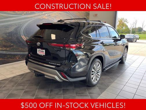 Midnight Black Metallic 2026 Toyota Highlander