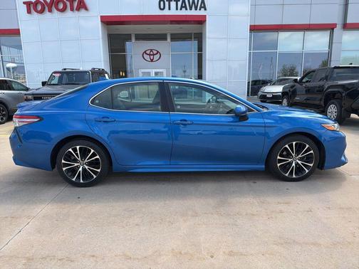 Blue Streak Metallic 2019 Toyota Camry SE