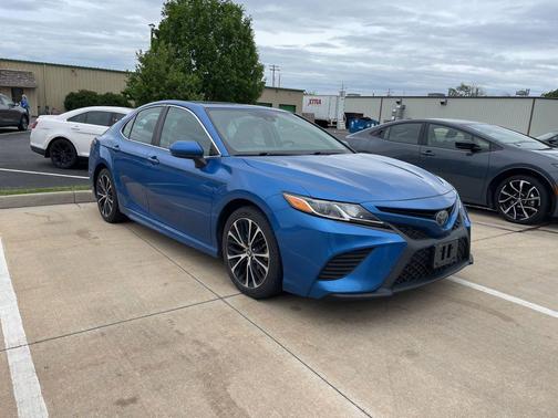 Blue Streak Metallic 2019 Toyota Camry SE