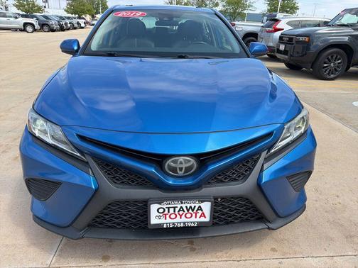 Blue Streak Metallic 2019 Toyota Camry SE