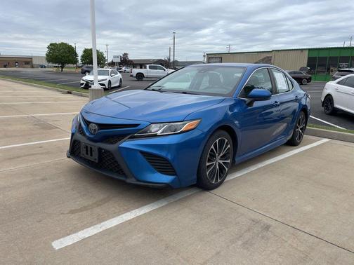 Blue Streak Metallic 2019 Toyota Camry SE