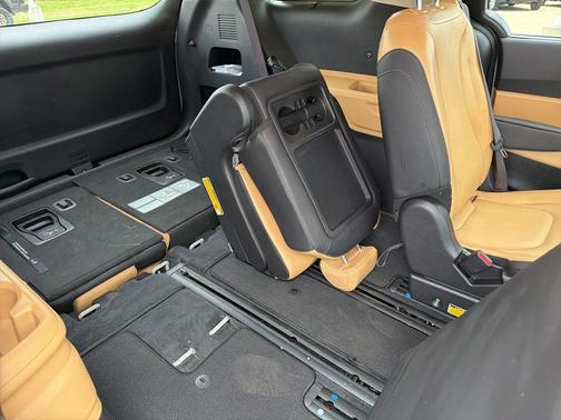 Ceramic Silver 2024 Kia Carnival EX